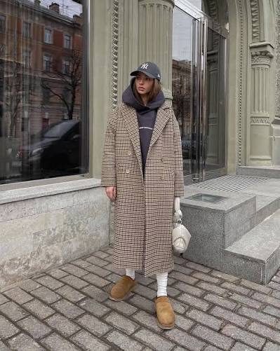 UGG Classic Ultra Mini Sable portée par une cliente