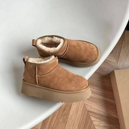 UGG Classic Ultra Mini Châtaigne portée par une cliente