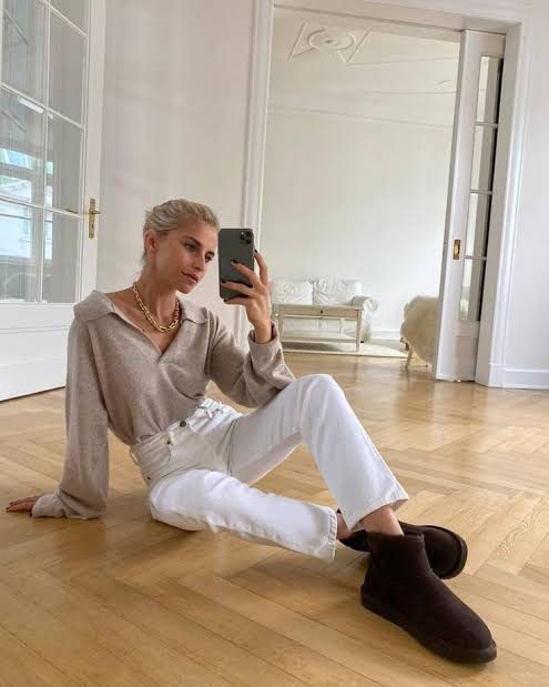 UGG Classic Ultra Mini Cacao portée par une cliente